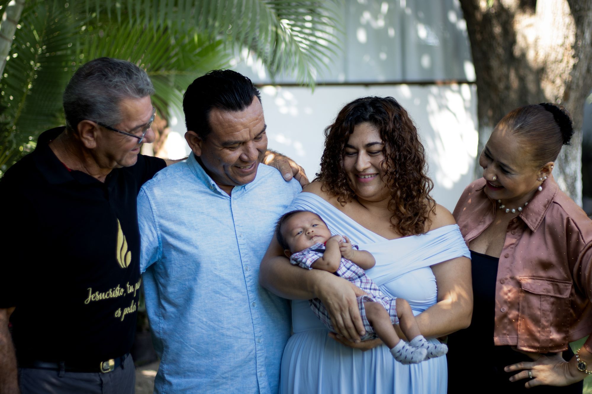 Familia de varias generaciones sonriendo